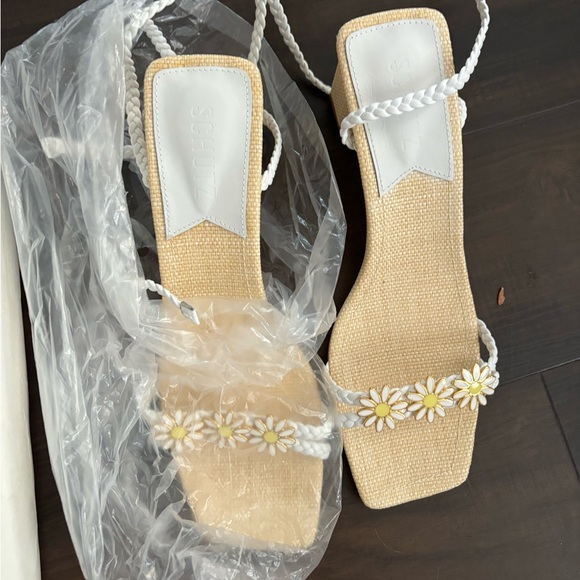 *New in Box* Schutz Hida Floral sandals - Picture 1 of 3